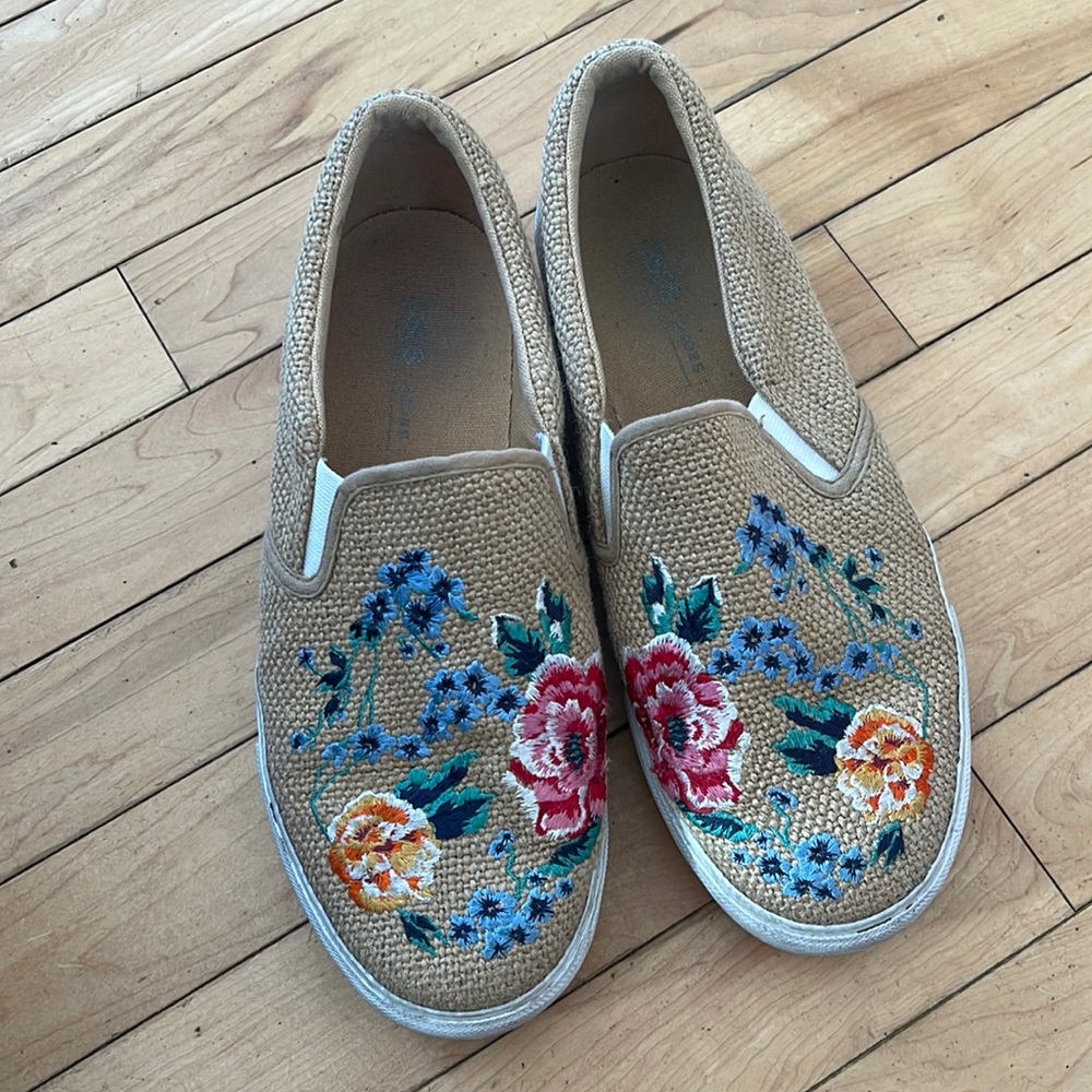 ASOS Embroidered Flowers Boho Walking  Sneaker Size 7